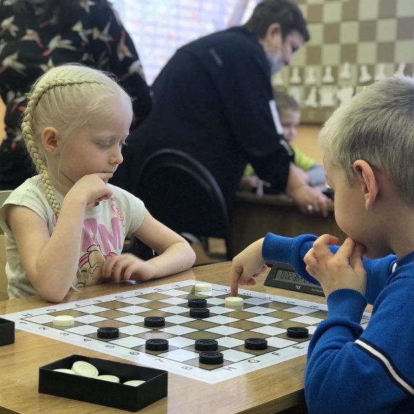Дошкольники сражались в бою на шахматных досках