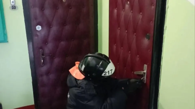 В Егорьевске спасатели открыли дверь, за которой остался трёхлетний ребёнок