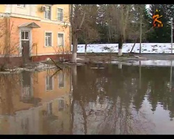 Жители дома 1/40 по улице Ватутина практически отрезаны от "большой земли"
