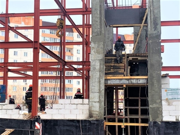 Строительство школы на улице Захарова продолжается