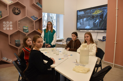 Филиал «ВМУ» АО «ОХК «Уралхим» помог оборудовать профориентационное пространство в обновлённой библиотеке