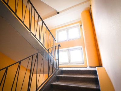 Ремонт крыши и стен в подъезде на улице Софьи Перовской в Егорьевске подходит к концу