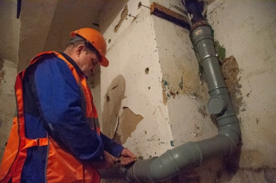 Сотрудники ДГХ заменили в многоквартирных домах более 2000 метров старых канализационных труб