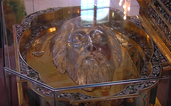 Ковчег с мощами святого благоверного князя Александра Невского помещён в Успенском соборе