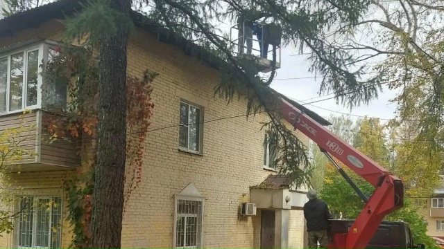 Сотрудники ДГХ утепляют чердаки в домах
