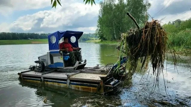 В посёлке Возрождение начали работы по расчистке водоёма