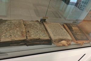 В Белоомуте открылась выставка старинных церковных книг