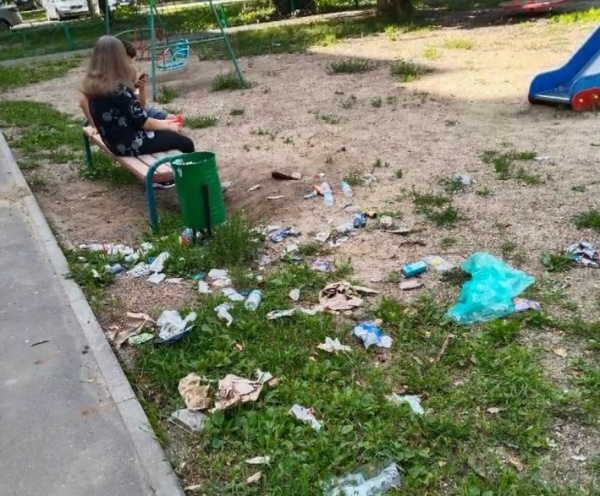 Детская площадка - не место для складирования бутылок и обёрток 