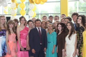 Андрей Воробьев лично поздравил отличников с окончанием школы