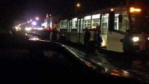 Вчера вечером грузовик застрял на трамвайных рельсах в Голутвине (ВИДЕО)