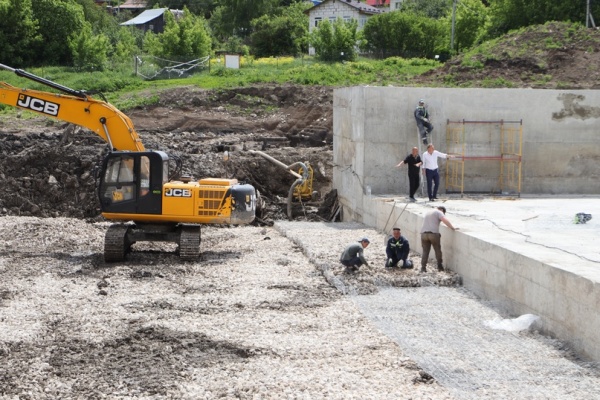 На Осетре завершается строительство плотины