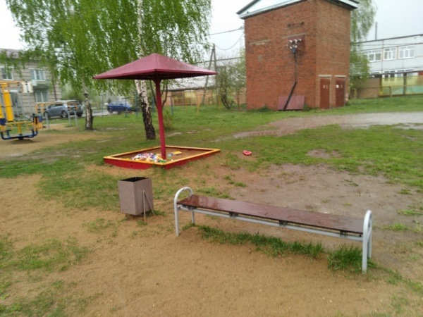 Опасное нарушение устранили на детской площадке в Озёрах