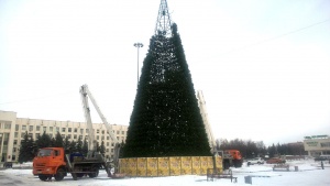 На площади Советской демонтируют главную городскую елку