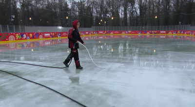 В парке Мира идёт заливка катка