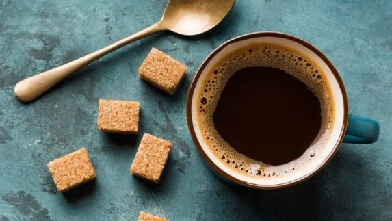 Почему опасно добавлять в чай и кофе сахар?