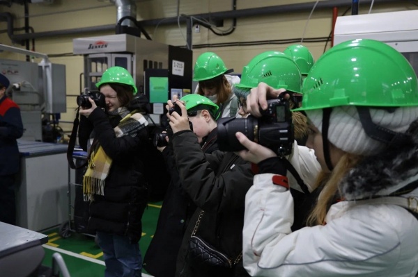 Коломенский завод посетили юные фотографы
