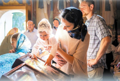 Семья в храме. 0+