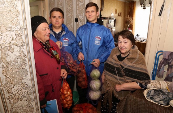 Активисты "Молодой Гвардии" обеспечили пенсионеров овощами