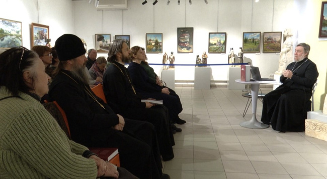 У стен красного храма