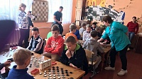 Озерские школьники сыграли в шашки