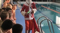 Дед Мороз пришел в бассейн