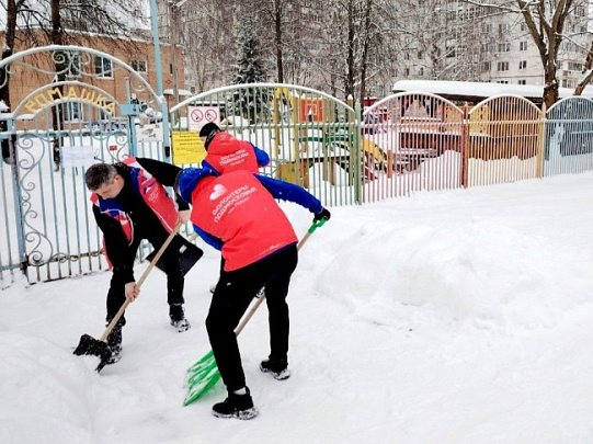 Волонтёры "Олимпийца" помогают очищать дороги и социальные объекты в Воскресенске 