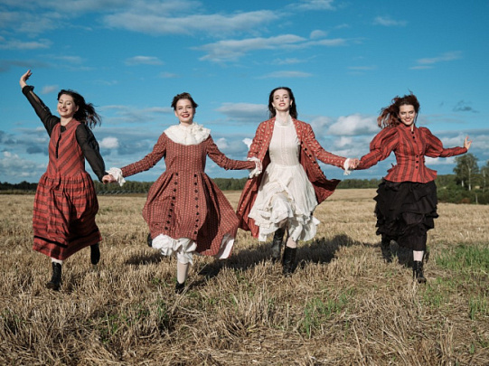 Дизайнеры в Озёрах восстановили старинные рисунки на современных тканях