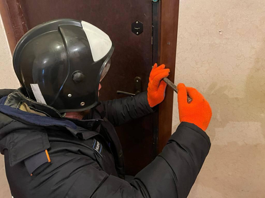 Егорьевские спасатели и полиция проникли в квартиру по сигналу родственников