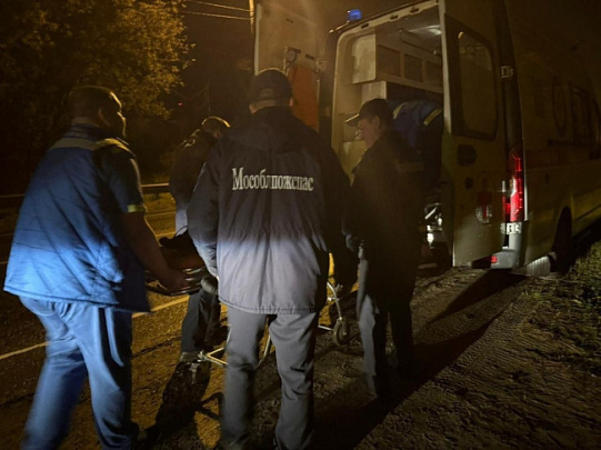 Спасатели помогли транспортировать пенсионера 