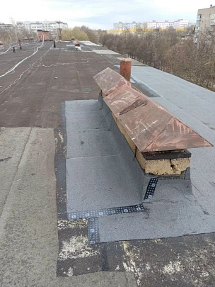 Специалисты ДГХ приступили к локальному ремонту плоских кровель в многоквартирных домах