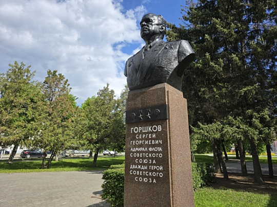 Бюст дважды героя СССР Сергея Горшкова останется в коломенском сквере