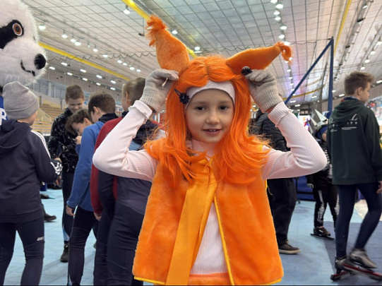 Юные конькобежцы России вышли на лёд в образах любимых сказочных героев