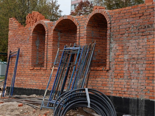 В Колычёве завершили кирпичную кладку цокольного этажа нового храма