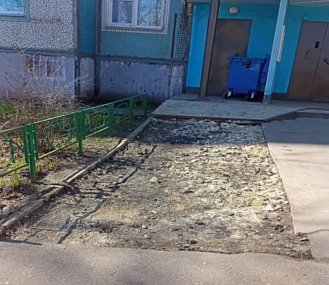 Сотрудники ДГХ продолжают приводить в порядок придомовые территории