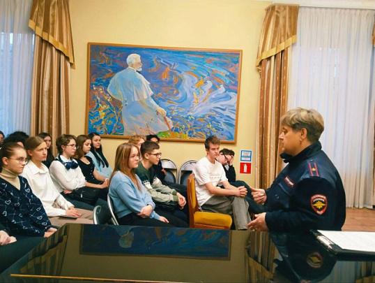 В Коломне инспектор по делам несовершеннолетних провела урок по кибербезопасности в колледже