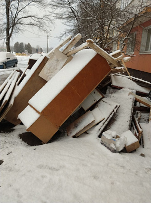 Ежедневно сотрудники ДГХ вынуждены вывозить крупногабаритный мусор у подъездов жилых домов