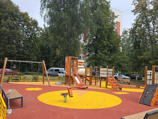 В коломенском дворе установили новую игровую площадку