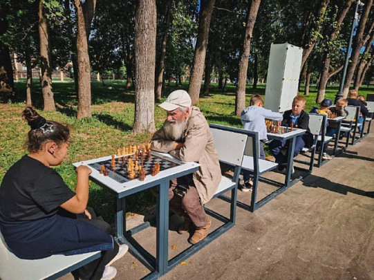 В парке Мира появились шахматные площадки
