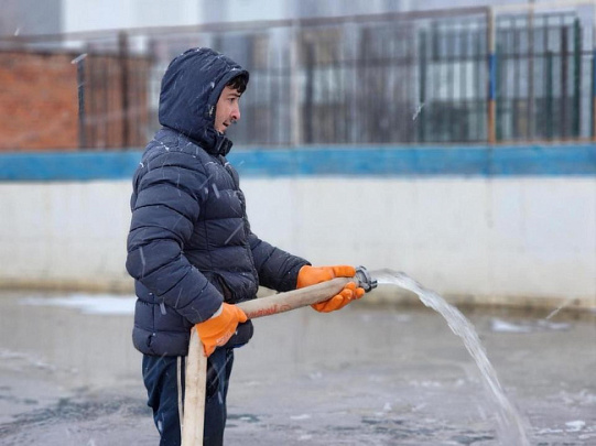 Как в Луховицах готовят идеальный лёд для зимних развлечений 