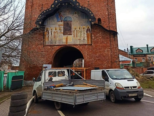Проход Пятницких ворот перегородили строительным забором