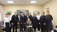 Коломенские полицейские поздравили полковника милиции в отставке с профессиональным праздником