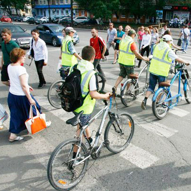 Велосипедисты на тротуаре. Велосипед на пешеходном переходе. Велосипедист и пешеход. Велосипедист переходит дорогу. Пешеход с велосипедом.