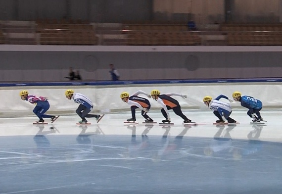 В конькобежном центре на первые старты сезона вышли шорт-трекисты