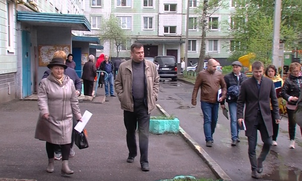 Глава городского округа посетил дворовую территорию домов №№ 42 и 44 по улице Суворова