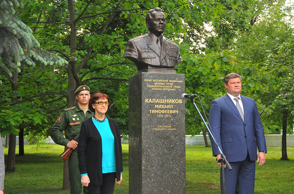 Могила калашникова на мемориальном кладбище фото