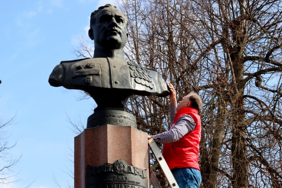 Памятник Зайцеву привели в порядок коломенские студенты