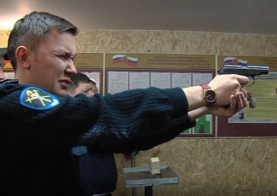 Коломенские полицейские в честь праздника соревновались в стрельбе из табельного оружия