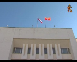 На здании городской администрации сегодня подняли флаг Российской Федерации и копию Знамени Победы