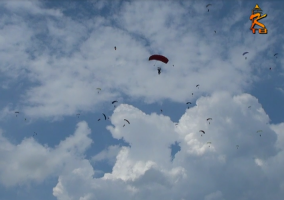 Цветы небесные: вчера в России отметили День парашютиста