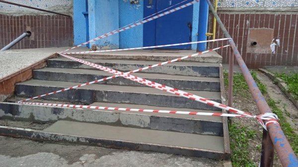 ДГХ ремонтирует ступени, ведущие в подъезды коломенских домов